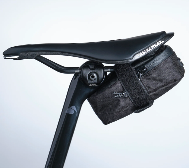 ★athe★ MERINGUE Black Leather Slim Saddle Bag M Smooth Leather Saddle Bag | Black Gold